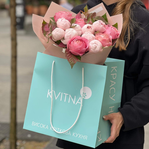 13 вишуканих піоновидних троянд «Романтичний спогад»