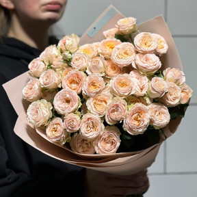 7 гілок кущової піоновидної троянди у букеті «Медовий вечір»