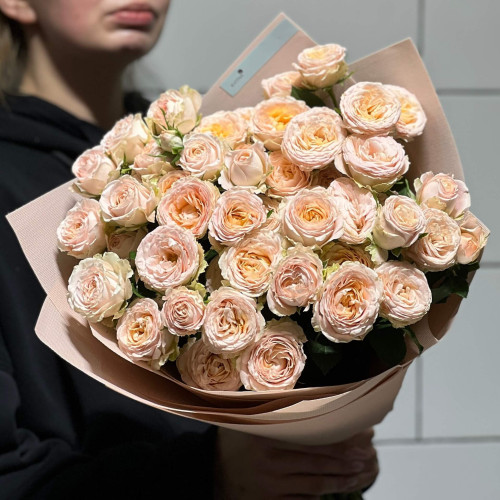 7 гілок кущової піоновидної троянди у букеті «Медовий вечір»