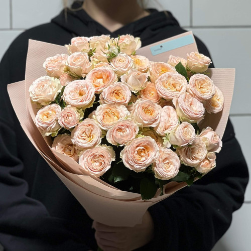 7 гілок кущової піоновидної троянди у букеті «Медовий вечір»