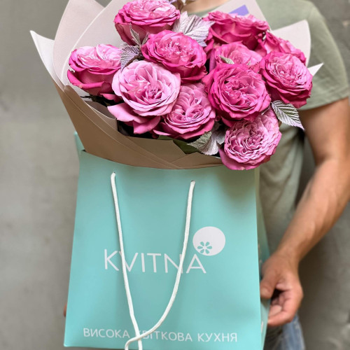 Вишуканий букет з 13 піоновидних троянд Queen's Crown «Аромат винограду»