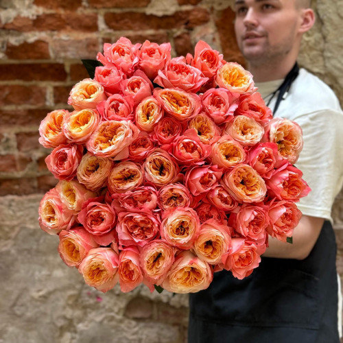 51 піоновидна троянда у букеті «Мерехтливий дракон»