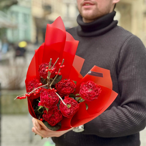 Яскравий букет з ексклюзивною піоновидною трояндою Red Monster «Пристрасний Дракон»