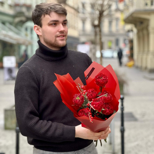 Яскравий букет з ексклюзивною піоновидною трояндою Red Monster «Пристрасний Дракон»