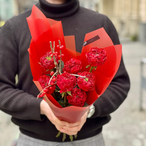 Яскравий букет з ексклюзивною піоновидною трояндою Red Monster «Пристрасний Дракон»