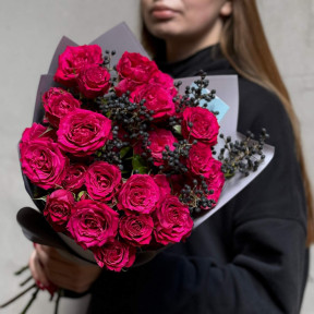 Кущова піоновидна троянда у букеті «Солодка вишенька»