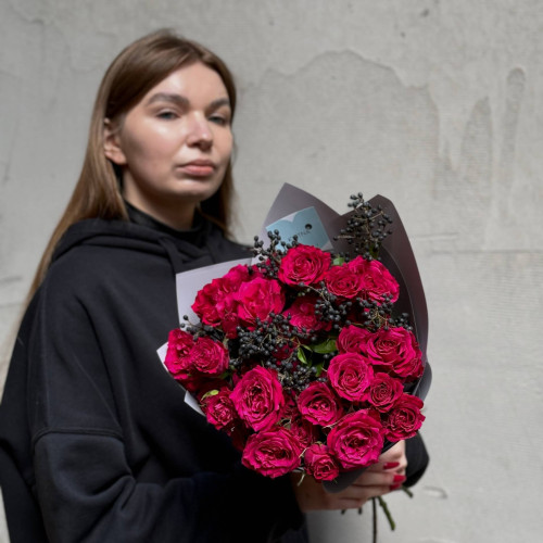 Кущова піоновидна троянда у букеті «Солодка вишенька»