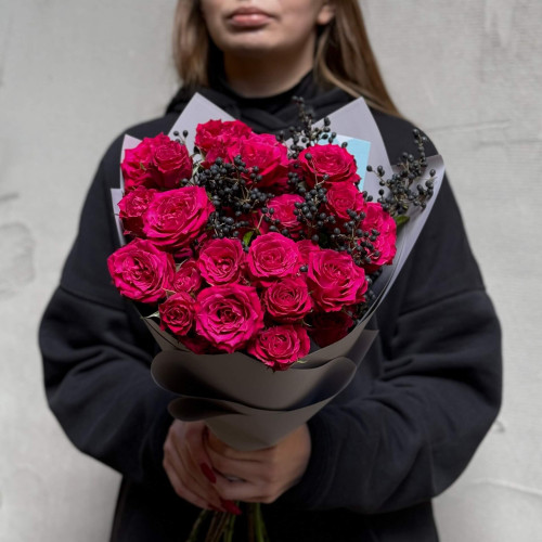 Кущова піоновидна троянда у букеті «Солодка вишенька»