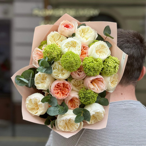 Мікс із 19 півонієвидних троянд Juliet та Aurora Garden у букеті «Розкішний сад»