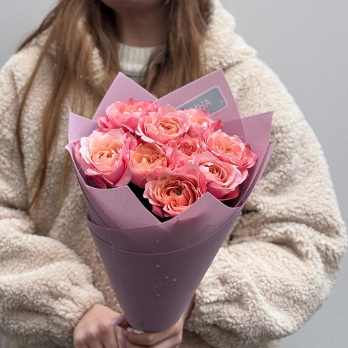 9 вишуканих японських піоновидних троянд Mikoto у букеті «Тендітна принцеса»
