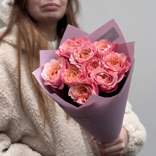 9 вишуканих японських піоновидних троянд Mikoto у букеті «Тендітна принцеса»