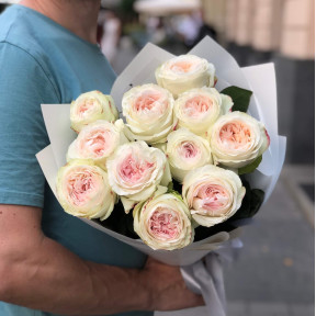 11 вишуканих піоновидних троянд Lorena у букеті «Тендітна перлина»