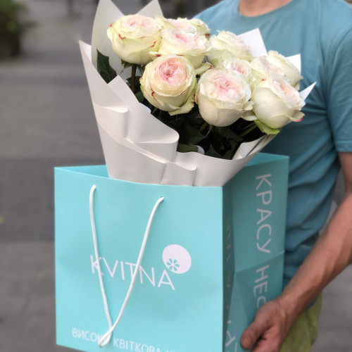 11 вишуканих піоновидних троянд Lorena у букеті «Тендітна перлина»