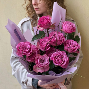 Букет із 11 піоновидних троянд «Ожинове вино»