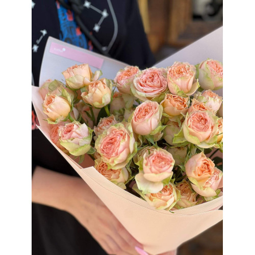 7 веток кустовой пионовидной розы в букете «Розовое парфе»