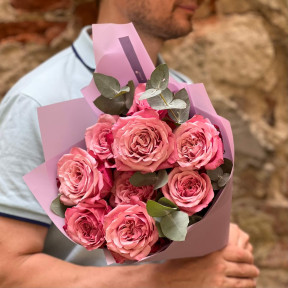 9 рожевих піоновидних троянд з евкаліптом у букеті «Малиновий лід»