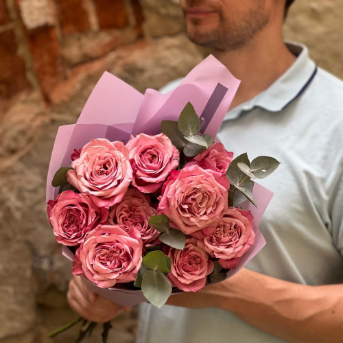 9 рожевих піоновидних троянд з евкаліптом у букеті «Малиновий лід»