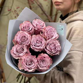 9 піоновидних троянд Friends у букеті «Вечірня зустріч»