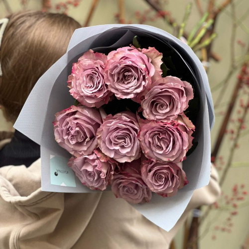 9 пионовидных роз Friends в букете «Вечерняя встреча»