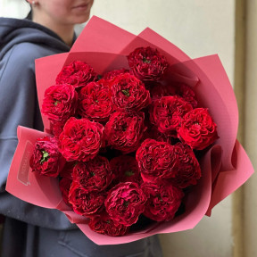 Неймовірна піоновидна троянда Red Eye у букеті «Вогняна любов»