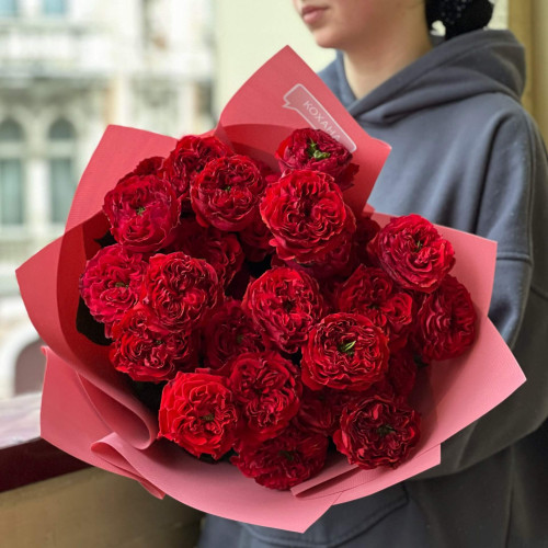 Неймовірна піоновидна троянда Red Eye у букеті «Вогняна любов»