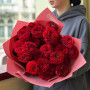 Неймовірна піоновидна троянда Red Eye у букеті «Вогняна любов»