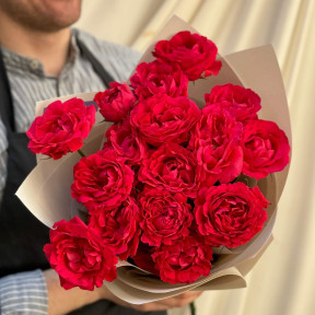 5 гілок кущової піоновидної троянди Bachelor у букеті «Яскравий спалах»