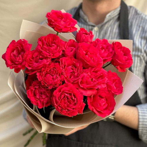 5 веток кустовой пионовидной розы Bachelor в букете «Яркая вспышка»