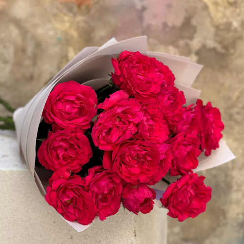 5 веток кустовой пионовидной розы Bachelor в букете «Яркая вспышка»