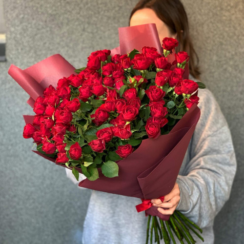 29 гілок кущової піоновидної троянди у букеті «Цілуй мене»