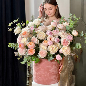 Розкішна композиція у коробці з ароматних піоновидних троянд у відтінках картини Жана Ватто «Любовна пісня»