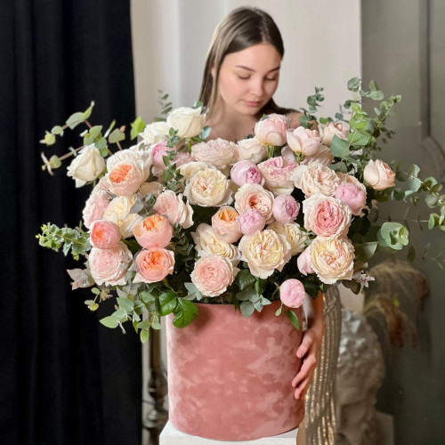 Розкішна композиція у коробці з ароматних піоновидних троянд у відтінках картини Жана Ватто «Любовна пісня»