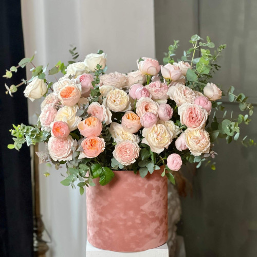 Розкішна композиція у коробці з ароматних піоновидних троянд у відтінках картини Жана Ватто «Любовна пісня»