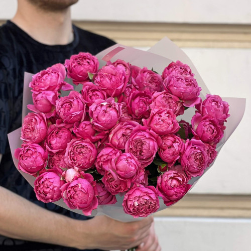 13 гілок кущової піоновидної троянди Juliet у букеті «Ягідка малинка»