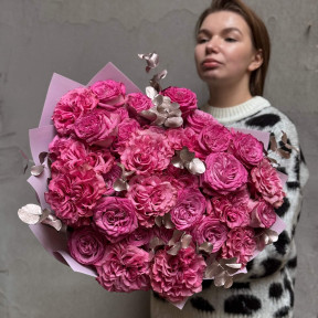 Яскравий букет із 33 піоновидних троянд з евкаліптом «Малинова насолода»