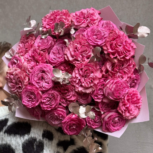 Яркий букет из 33 пионовидных роз с эвкалиптом «Малиновое наслаждение»