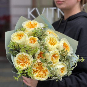 11 вишуканих півонієвидних троянд Antonia у букеті «Лагідне сонце»