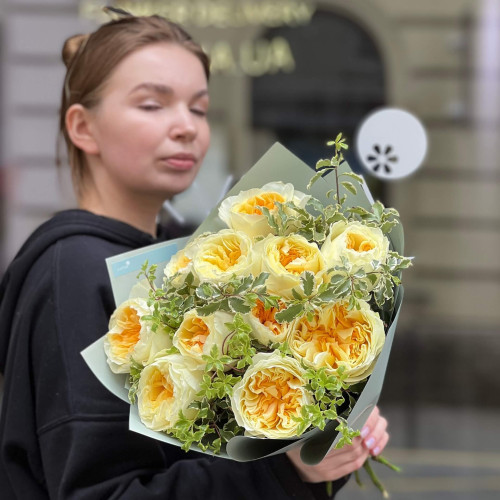 11 изысканных пионовидных роз Antonia в букете «Нежное солнце»