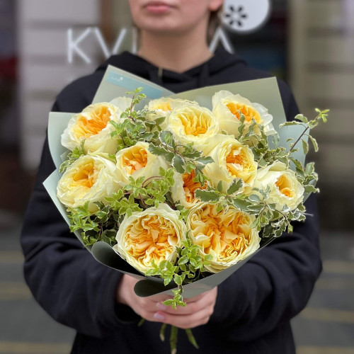 11 изысканных пионовидных роз Antonia в букете «Нежное солнце»