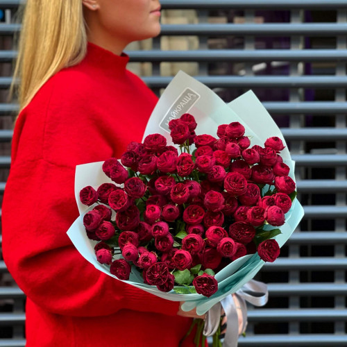 15 гілок кущової піоновидної троянди Maroon у букеті «Солоденькі вишні»