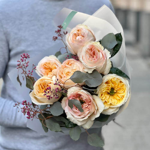 7 троянд Cream X-Pression та евкаліпт у букеті «Персиковий сон»