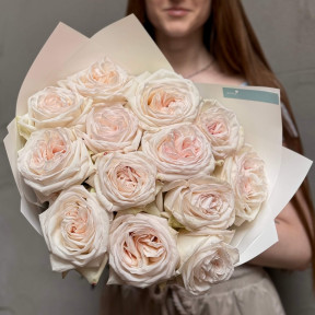 13 запашних півонієвидних троянд White O'Hara в букеті «Ароматна симфонія»