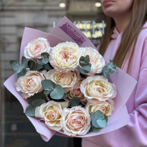 9 преміальних піоновидних троянд Keira у букеті «Британська Принцеса»