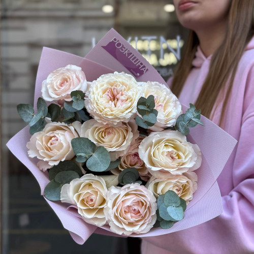 9 преміальних піоновидних троянд Keira у букеті «Британська Принцеса»