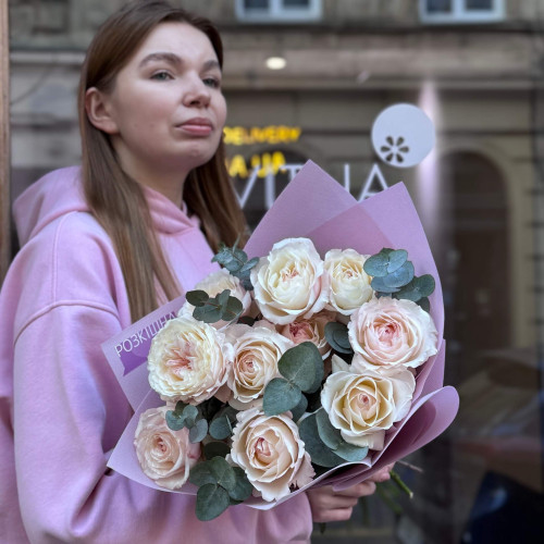 9 преміальних піоновидних троянд Keira у букеті «Британська Принцеса»