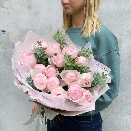 15 піоновидних троянд «Pink Peony» і листя мімози