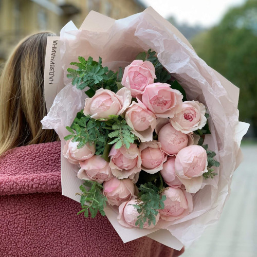 15 піоновидних троянд «Pink Peony» і листя мімози