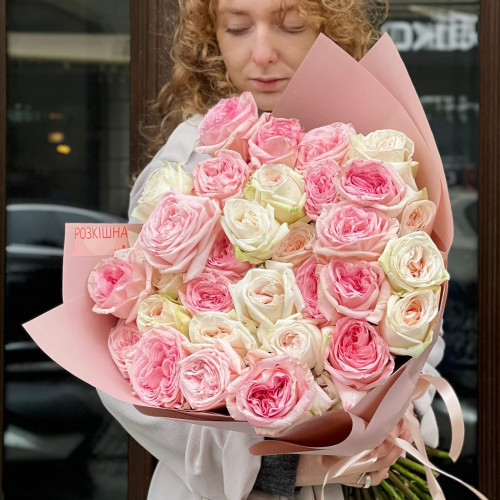 Букет из 35 пионовидных роз «Запах женщины»