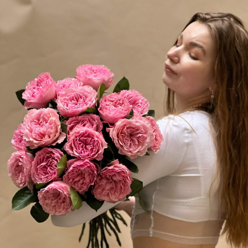 Ніжно-рожевий замріяний букет із піоновидних троянд «Закохана принцеса»