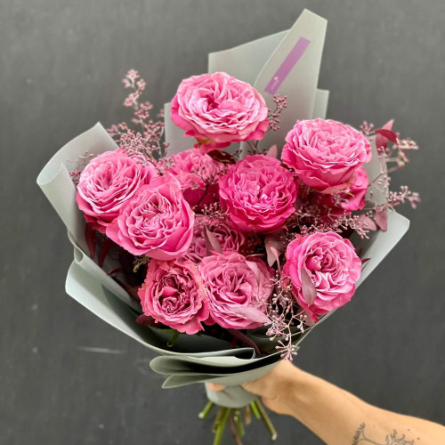 11 піоновидних троянд Queens Crown у букеті «Темний аметист»